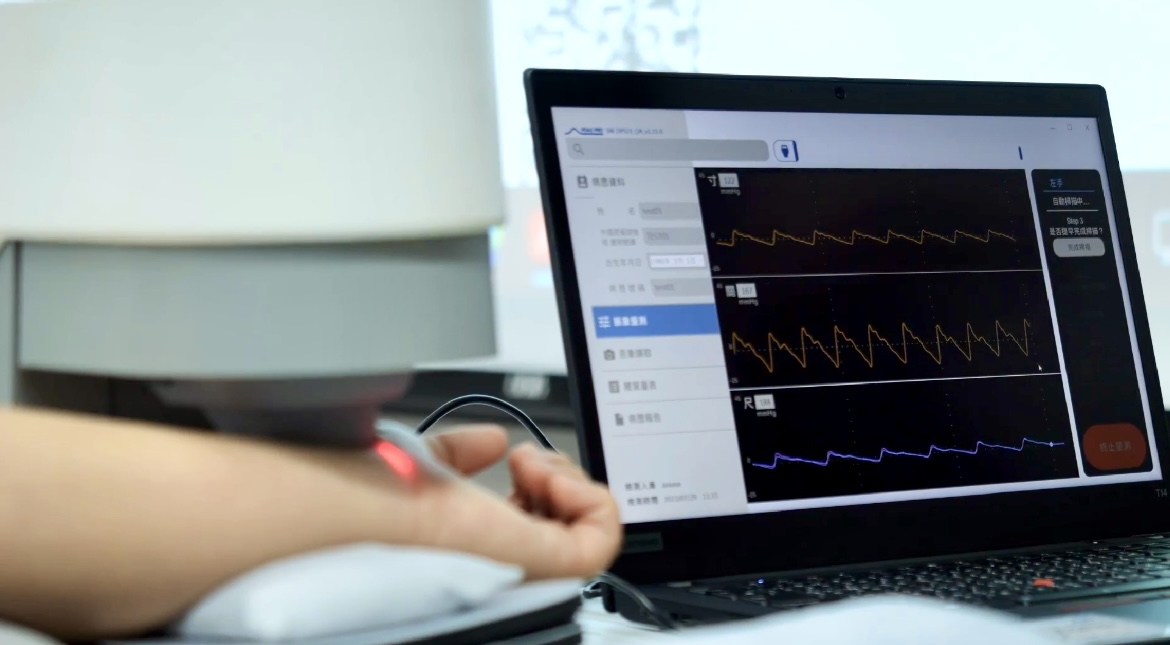 友達(dá)耘康以高解析與擬真的顯示技術(shù)，將其應(yīng)用於中醫(yī)檢測(cè)，提供「中醫(yī)數(shù)位化檢測(cè)方案」，使傳統(tǒng)中醫(yī)檢測(cè)結(jié)果數(shù)據(jù)化與視覺化