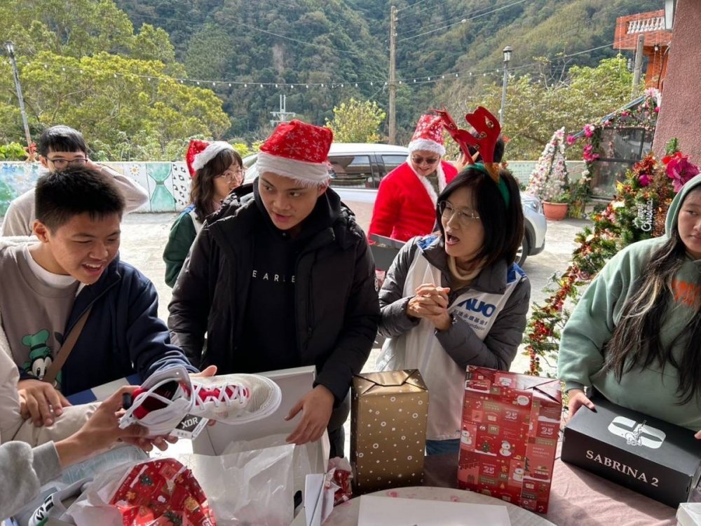 「圓夢計畫」由偏鄉(xiāng)兒少許下心願 ，友達(dá)員工認(rèn)捐禮物   ，高階主管親帶隊將禮物一一送往偏鄉(xiāng)，為兒少圓夢